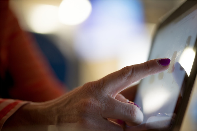 process-hand-woman-screen-touch